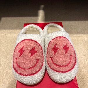Women’s size 7.5 preppy smile slippers